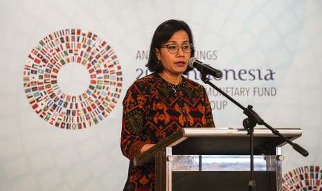 Menteri Keuangan Sri Mulyani Indrawati menyampaikan sambutan kepada para peserta saat pembukaan Symposium on Islamic Infrastructure Finance pada rangkaian Pertemuan Tahunan IMF - World Bank Group 2018 di Nusa Dua, Bali, Rabu (10/10). 