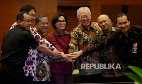 Menteri Keuangan Sri Mulyani Indrawati (tengagh) , bersama Menteri Koordinator Bidang Perekonomian Darmin Nasution (ketiga kiri), Menteri Perdagangan Enggartiasto Lukita (ketiga kanan), Menteri Perindustrian Airlangga Hartarto (kedua kiri), Direktur Jenderal Bea Cukai Heru Pambudi (kiri),Kepala Kantor Staf Presiden Teten Masduki (kedua kanan), dan Wakil Ketua Komisi Pemberantasan Korupsi (KPK) Saut Situmorang (kanan)