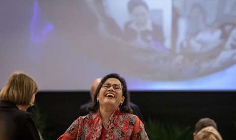 Menteri Keuangan Sri Mulyani Indrawati (tengah) berbincang dengan anggota delegasi peserta sebelum dimulainya agenda Development Committee Fall 2018 dalam rangkaian Pertemuan Tahunan IMF - World Bank Group 2018 di Bali Nusa Dua Convention Center, Bali, Sabtu (13/10).