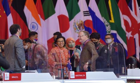 Menteri Keuangan Sri Mulyani Indrawati (tengah) berbincang dengan Gubernur Bank Australia Philip Lowe (ketiga kanan) dan delegasi Brazil menjelang pertemuan hari kedua Menteri Keuangan dan Gubernur Bank Sentral (FMCBG) G20 di Nusa Dua, Bali, Sabtu (16/7/2022). Pertemuan pada hari kedua tersebut untuk melanjutkan pembahasan sejumlah agenda terkait ekonomi global dan keuangan. 