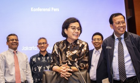 Menteri Keuangan Sri Mulyani Indrawati (tengah) bersama Dirjen Pajak Robert Pakpahan (kanan), Dirjen Perbendaharaan Marwanto Harjowiryono (kedua kanan), Kepala Badan Kebijakan Fiskal Suahasil Nazara (kiri), dan Dirjen Anggaran Askolani (kedua kiri) bersiap menyampaikan konferensi pers tentang Realisasi Anggaran Pendapatan dan Belanja Negara (APBN) 2018, di Kantor Kementerian Keuangan, Jakarta, Rabu (2/1/2019). 