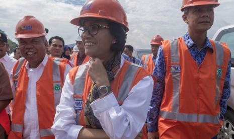 Menteri Keuangan Sri Mulyani Indrawati (tengah) bersama Menteri Pekerjaan Umum dan Perumahan Rakyat Basuki Hadimuljono (kiri) dan Gubernur Jateng Ganjar Pranowo meninjau proyek pembangunan jalan tol Semarang-Solo di Tuntang, Kabupaten Semarang, Jawa Tengah.