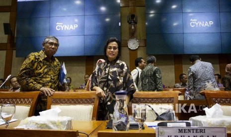 Menteri Keuangan Sri Mulyani Indrawati (tengah) mengikuti rapat kerja dengan Komisi XI DPR di Kompleks Parlemen, Senayan, Jakarta, Selasa (2/7/2019). Rapat tersebut membahas kinerja Kementerian Keuangan, penambahan barang kena cukai berupa kantong plastik, perubahan PP No 14 Tahun 2018 tentang Kepemilikan Asing pada Perusahaan Perasuransian dan Pajak Hasil Pertanian. 