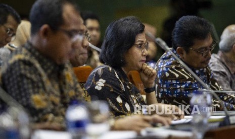 Menteri Keuangan Sri Mulyani Indrawati (tengah) mengikuti rapat kerja dengan Komisi XI DPR di Kompleks Parlemen, Senayan, Jakarta, Selasa (2/7/2019). Rapat tersebut membahas kinerja Kementerian Keuangan, penambahan barang kena cukai berupa kantong plastik, perubahan PP No 14 Tahun 2018 tentang Kepemilikan Asing pada Perusahaan Perasuransian dan Pajak Hasil Pertanian. 