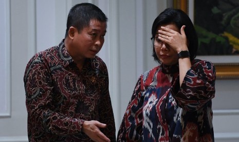 Menteri Keuangan Sri Mulyani (kanan) berbincang dengan Menteri ESDM Ignasius Jonan sebelum mengikuti rapat kabinet terbatas di Kantor Presiden Jakarta, Senin (15/7/2019). 