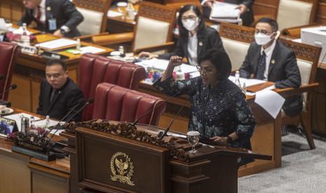 Menteri Keuangan Sri Mulyani (kanan). Menteri Keuangan Sri Mulyani menggambarkan anggaran subsidi energi sebesar Rp 502 triliun jika dialokasikan infrastruktur lain sektor kesehatan dan pendidikan, bisa membangun 3.333 rumah sakit skala menengah.