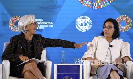 Menteri Keuangan Sri Mulyani (kanan) bersama Direktur Pelaksana International Monetary Fund (IMF) Christine Lagarde (kiri) saat seminar tentang Pemberdayaan Wanita di Dunia Kerja pada rangkaian Pertemuan Tahunan IMF World Bank Group 2018 di Bali International Convention Center (BICC), Nusa Dua, Bali, Selasa (9/10). 