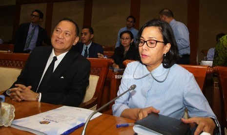 Menteri Keuangan Sri Mulyani (kanan) bersama Gubernur Bank Indonesia Agus Martowardojo (kiri) menghadiri rapat kerja bersama Komisi XI DPR di Kompleks Parlemen, Senayan, Jakarta, Rabu (11/4).