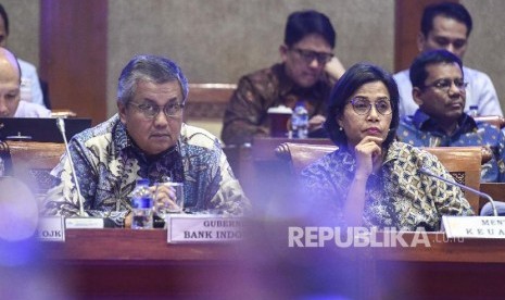 Menteri Keuangan Sri Mulyani (kanan) bersama Gubernur Bank Indonesia (BI) Perry Warjiyo (kirii) mengikuti rapat kerja dengan Komisi XI DPR di Kompleks Parlemen, Senayan, Jakarta, Kamis (13/6/2019). Rapat kerja tersebut membahas asumsi dasar dalam kerangka ekonomi makro dan pokok-pokok kebijakan Fiskal RAPBN 2020. 