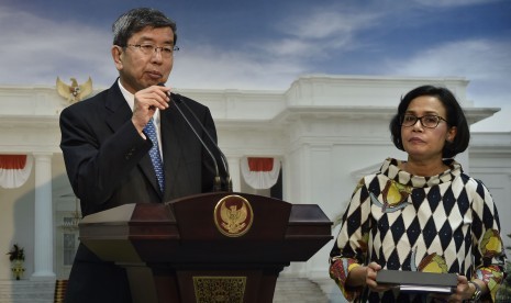 Menteri Keuangan Sri Mulyani (kanan) bersama Presiden Asian Development Bank (ADB) Takehiko Nakao (kiri) menyampaikan keterangan kepada wartawan usai bertemu dengan Presiden Joko Widodo di kantor Presiden, Jakarta, Rabu (1/2).