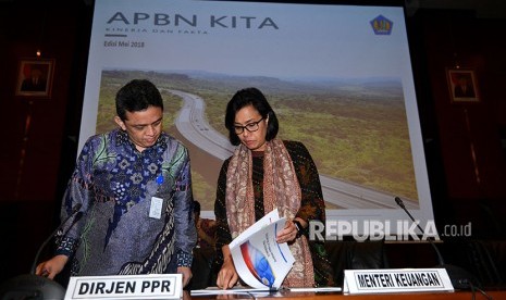 Finance Minister Sri Mulyani (right) accompanied by Director General of Financing and Risk Management of the Finance Ministry, Luky Alfirman hold a press conference on 2018 state budget, Jakarta, on Thursday (May 17). 