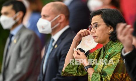 Menteri Keuangan Sri Mulyani (kanan) melepas maskernya saat sesi foto bersama Pertemuan Tingkat Menteri Keuangan dan Gubernur Bank Sentral G20 (G20 FMCBG) di Jakarta Convention Center, Jakarta, Kamis (17/2/2022). Pertemuan Tingkat Menteri Keuangan dan Gubernur Bank Sentral yang merupakan rangkaian Presidensi G20 Indonesia dalam jalur keuangan tersebut membawa enam agenda prioritas, yakni exit strategy untuk mendukung pemulihan yang adil, pembahasan scarring effect untuk mengamankan pertumbuhan masa depan, sistem pembayaran di era digital, keuangan berkelanjutan, inklusi keuangan, dan perpajakan internasional. 