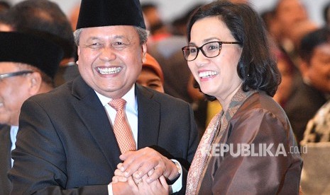 Finance Minister Sri Mulyani (right) congratulates new BI Governor Perry Warjiyo after the inauguration ceremony at Supreme Court office, Jakarta, on Thursday (May 24).