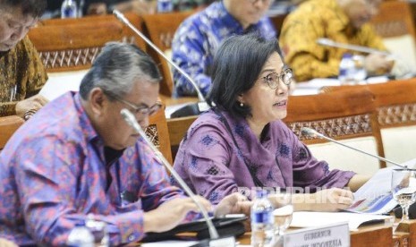 Menteri Keuangan Sri Mulyani (kanan) menyampaikan pendapat saat rapat kerja dengan Komisi XI DPR RI di gedung parlemen, Senayan, Jakarta, Senin (17/6/2019). Raker tersebut membahas pengambilan keputusan Asumsi Dasar RAPBN 2020. 