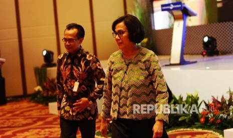 Menteri Keuangan Sri Mulyani (kanan), dan Sekretaris Kementerian Koordinator Bidang Perekonomian  Susiwijono Moegiarso.