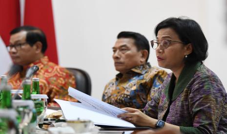 Menteri Keuangan Sri Mulyani (kanan).