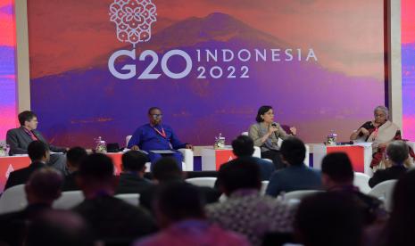 Menteri Keuangan Sri Mulyani (kedua kanan) bersama Menteri Keuangan India Nirmala Sitharaman (kanan), Menteri Keuangan Afrika Selatan Enoch Godongwana (kedua kiri) dan US Undersecretary of International Affairs Department of Treasury Andy Baukol (kiri), menyampaikan materinya dalam Roundtable Keuangan Berkelanjutan untuk Transisi Iklim di sela 3rd FMCBG-FCBD G20 di Nusa Dua, Bali, Kamis (14/7/2022). Pertemuan tersebut membahas mengenai keuangan untuk transisi iklim, transisi energi dan peranan beragam institusi keuangan. 