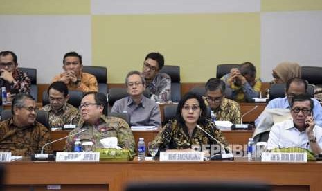 Menteri Keuangan Sri Mulyani (kedua kanan), Menkumham Yasonna H. Laoly (kanan), Menteri PPN/Kepala Bappenas Bambang Brodjonegoro (kedua kiri) dan Gubernur Bank Indonesia Perry Warjiyo (kiri) mengikuti rapat kerja dengan Badan Anggaran DPR di Komplek Parlemen, Senayan, Jakarta, Selasa (4/9). 