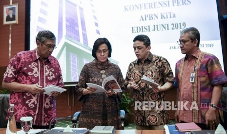 Menteri Keuangan Sri Mulyani (kedua kiri) berbincang dengan Wakil Menteri Keuangan Mardiasmo (kiri), Dirjen Pengelolaan Pembiayaan dan Resiko Kemenkeu Luky Alfirman (kedua kanan) dan Dirjen Anggaran Kemenkeu Askolani (kanan) saat akan menggelar konferensi pers APBN KiTa (Kinerja dan Fakta) di Kementerian Keuangan, Jakarta, Jumat (21/6/2019). 