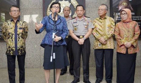  Menteri Keuangan Sri Mulyani (kedua kiri) bersama Kapolri Jenderal Pol Tito Karnavian (ketiga kanan) memaparkan hasil rapat koordinasi terkait pengamanan program pengampunan pajak (tax amnesty) di Mabes Polri, Jakarta, Jumat (29/7).