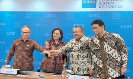 Ketua Dewan Komisioner OJK Mahendra Siregar (kiri) dalam konferensi pers Komite Stabilitas Sistem Keuangan (KSSK), Jumat (3/11/2023).