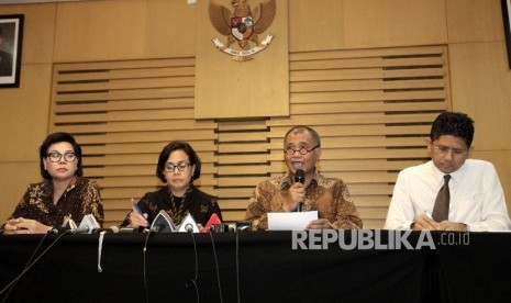 Menteri Keuangan Sri Mulyani (kedua kiri), bersama Ketua KPK Agus Rahardjo (kedua kanan, Wakil Ketua KPK Basaria Panjaitan (kiri), dan Laode M Syarif (kanan) saat memberikan keterangan pers terkait hasil OTT tersangka kasus dugaan suap di jajaran Direktora