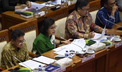 Menteri Keuangan Sri Mulyani (kedua kiri) bersama Menteri PPN/Kepala Bappenas Bambang Brodjonegoro (kedua kanan), Deputi Gubernur Senior Mirza Adityaswara (kiri) dan Kepala Badan Pusat Statistik (BPS) Suhariyanto (kanan) mengikuti rapat kerja dengan Komisi XI DPR di Komplek Parlemen, Senayan, Jakarta, Senin (10/9).