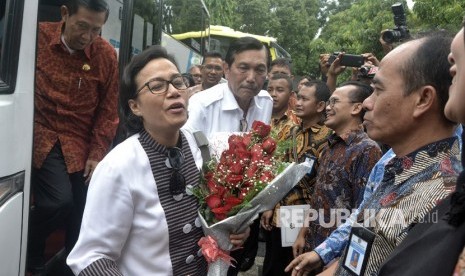 Menteri Keuangan Sri Mulyani (kedua kiri), Menko Kemaritiman Luhut Binsar Panjaitan (ketiga kiri) dan Gubernur Bali, Made Mangku Pastika (kiri) menghadiri High Level Meeting persiapan IMF-World Bank Annual Meetings 2018 di Gedung Keuangan Negara, Denpasar, Bali, Jumat (22/12). 