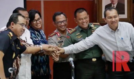 Menteri Keuangan, Sri Mulyani (ketiga kiri) bersama beberapa pejabat tinggi negara.