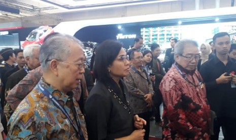 Menteri keuangan Sri Mulyani ketika mengunjungi pameran otomotif Gaikindo Indonesia International Auto Show yang didampingi ketua Gaikindo Yohannes Nangoi (Kiri) dan Ketua 1 Gaikindo, Jongkie D sugiarto, Rabu (24/7). 