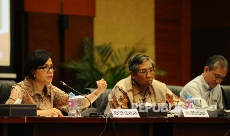 Menteri Keuangan Sri Mulyani (kiri).