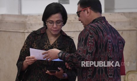 Menteri Keuangan Sri Mulyani (kiri) berbincang dengan Kepala BIN Budi Gunawan (kanan) sebelum mengikuti Sidang Kabinet Paripurna yang dipimpin Presiden Joko Widodo, di Istana Negara, Jakarta, Senin (7/1/2019).