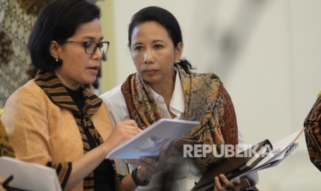 Menteri Keuangan Sri Mulyani (kiri) berbincang dengan Menteri BUMN Rini Soemarno sebelum Sidang Kabinet Paripurna di Istana Bogor, Rabu (4/1)