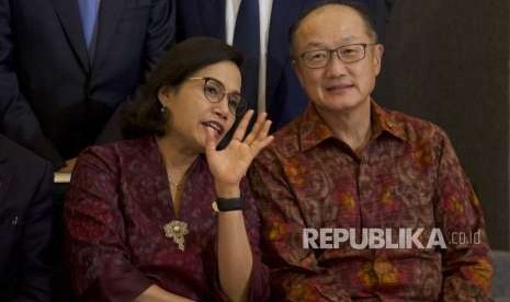 Menteri Keuangan Sri Mulyani (kiri) berbincang dengan Presiden Grup Bank Dunia Jim Yong Kim (kanan) sebelum melakukan sesi foto bersama para menteri keuangan dan gubernur bank sentral negara-negara G20 dalam rangkaian Pertemuan Tahunan IMF - World Bank Group 2018 di Bali Nusa Dua Convention Center, Nusa Dua, Bali, Kamis (11/10).