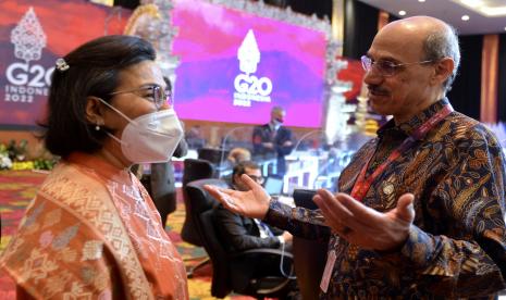 Menteri Keuangan Sri Mulyani (kiri) berbincang dengan Presiden Islamic Development Bank (IsDB) Group Muhammad Sulaiman Al Jasser (kanan) sebelum mengikuti hari kedua pertemuan 3rd Finance Ministers and Central Bank Governors (FMCBG) G20 di Nusa Dua, Badung, Bali, Sabtu (16/7/2022). Hari kedua pertemuan Menteri Keuangan dan Gubernur Bank Sentral G20 itu melanjutkan pembahasan sejumlah agenda utama menyangkut ekonomi global dan keuangan. 