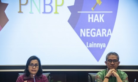 Menteri Keuangan Sri Mulyani (kiri) bersama Dirjen Anggaran Kemenkeu Askolani (kanan) memberikan keterangan pers mengenai Rancangan Undang-Undang (RUU) Penerimaan Negara Bukan Pajak (PNBP) di Kementerian Keuangan, Jakarta, Jumat (27/7).