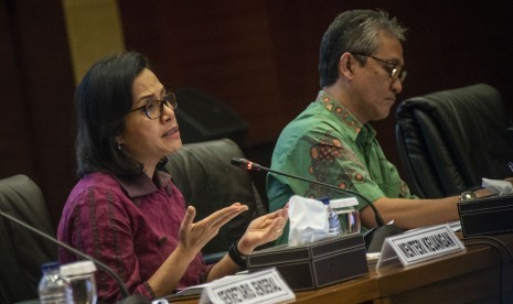 Menteri Keuangan Sri Mulyani (kiri) bersama Dirjen Anggaran Kemenkeu Askolani (kanan) memberikan keterangan pers mengenai Rancangan Undang-Undang (RUU) Penerimaan Negara Bukan Pajak (PNBP) di Kementerian Keuangan, Jakarta, Jumat (27/7).