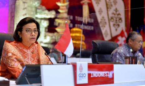 Menteri Keuangan Sri Mulyani (kiri) bersama Gubernur Bank Indonesia Perry Warjiyo (kanan) bersiap saat hari kedua pertemuan 3rd Finance Ministers and Central Bank Governors (FMCBG) G20 di Nusa Dua, Badung, Bali, Sabtu (16/7/2022). Hari kedua pertemuan Menteri Keuangan dan Gubernur Bank Sentral G20 itu melanjutkan pembahasan sejumlah agenda utama menyangkut ekonomi global dan keuangan. 