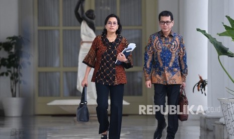 Menteri Keuangan Sri Mulyani (kiri) bersama Menteri Pariwisata dan Ekonomi Kreatif Wishnutama (kanan). Kementerian Pariwisata dan Ekonomi Kreatif (Kemenparekraf) merealokasi anggaran sebesar Rp 500 miliar. Realokasi dilakukan untuk membantu menyelamatkan sektor pariwisata dan ekonomi pariwisata dalam masa darurat Covid-19.