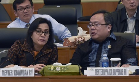 Menteri Keuangan Sri Mulyani (kiri) bersama Menteri Perencanaan Pembangunan Nasional (PPN/Kepala Bappenas) Bambang Brodjonegoro (kanan) mengikuti rapat kerja bersama Badan Anggaran DPR di Kompeks Parlemen Senayan, Jakarta, Rabu (11/7).