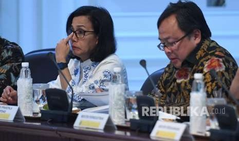 Menteri Keuangan Sri Mulyani (kiri) bersama Menteri PPN/Kepala Bappenas Bambang Brodjonegoro (kanan) mengikuti rapat terbatas terkait strategi kebijakan memperkuat cadangan devisa di Kantor Presiden, Jakarta, Selasa (14/8). 