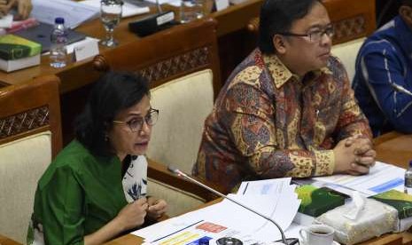 Menteri Keuangan Sri Mulyani (kiri) bersama Menteri PPN/Kepala Bappenas Bambang Brodjonegoro (kanan) mengikuti rapat kerja dengan Komisi XI DPR di Komplek Parlemen, Senayan, Jakarta, Senin (10/9).