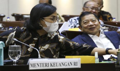 Menteri Keuangan Sri Mulyani (kiri) bersama Menteri PPN/Kepala Bappenas Suharso Monoarfa (kanan) bersiap mengikuti rapat kerja bersama Komisi XI DPR di Kompleks Parlemen, Senayan, Jakarta, Rabu (8/6/2022). Rapat tersebut beragendakan mengambil keputusan mengenai asumsi dasar dalam pembicaraan pendahuluan RAPBN tahun anggaran 2023. 