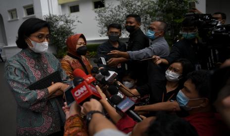 Menteri Keuangan Sri Mulyani (kiri) bersama Menteri Sosial Tri Rismaharini (kedua kiri) menjawab pertanyaan wartawan seusai rapat dengan Presiden Joko Widodo di Kompleks Istana Kepresidenan, Jakarta, Senin (29/8/2022). Pemerintah akan memberikan bantuan sebesar Rp24,17 triliun kepada masyarakat sebagai tambahan bantalan sosial atas rencana pengalihan subsidi bahan bakar minyak (BBM). 