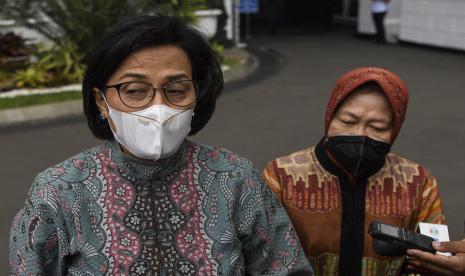 Menteri Keuangan Sri Mulyani (kiri) bersama Menteri Sosial Tri Rismaharini menjawab pertanyaan wartawan seusai rapat dengan Presiden Joko Widodo di Kompleks Istana Kepresidenan, Jakarta, Senin (29/8/2022). Pemerintah akan memberikan bantuan sebesar Rp24,17 triliun kepada masyarakat sebagai tambahan bantalan sosial atas rencana pengalihan subsidi bahan bakar minyak (BBM). 