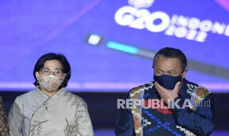 Menteri Keuangan Sri Mulyani (kiri) dan Gubernur Bank Indonesia Perry Warjiyo berjalan bersama saat Opening Ceremony Presidensi G20 Indonesia 2022 di Jakarta, Rabu (1/12/2021). Presidensi G20 Indonesia dimulai pada 1 Desember 2021 hingga 30 November 2022 dengan mengusung tema Recover Together, Recover Stronger. 