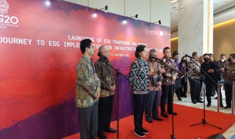 Menteri Keuangan Sri Mulyani meluncurkan ESG Framework sebagai landasan proyek infrastruktur Indonesia di Nusa Dua, Bali, Sabtu (12/11).