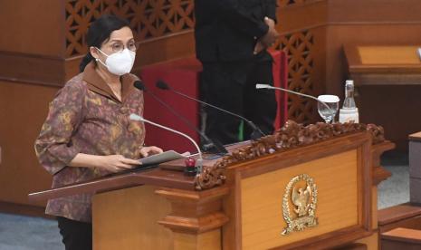 Menteri Keuangan Sri Mulyani menyebutkan, empat lembaga rating dan multilateral memberikan pandangan positif terhadap Undang-Undang (UU) Cipta Kerja. Transformasi struktural yang ditawarkan beleid ini dianggap melengkapi kebijakan fiskal dan moneter dalam mengakselerasi pemulihan ekonomi jangka menengah dan panjang.