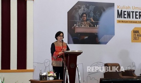 Menteri Keuangan Sri Mulyani, memberi kuliah umum di Auditorium Sukadji Ranuwihardjo Universitas Gadjah Mada, Rabu (23/8). 