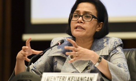 Menteri Keuangan Sri Mulyani memberikan keterangan pers di Gedung Djuanda, Kemenkeu, Jakarta, Rabu (12/10). 